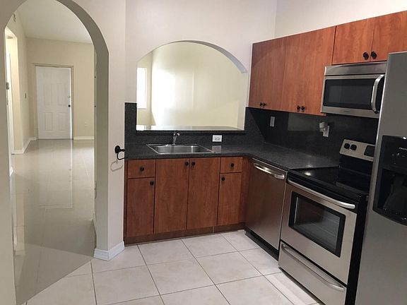 3rd image of 2911 SE 13th Ave Unit 203