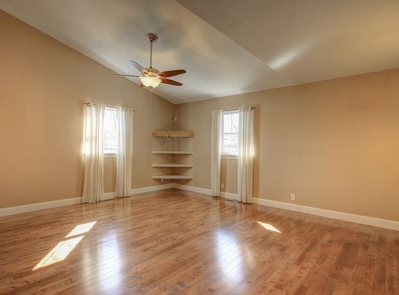 5th image of 422 N Elm Blvd