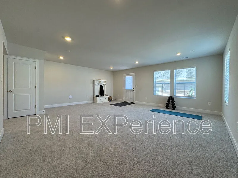 4 bed, 3.5 bath, 2736 sqft, $3,399 — Photo 4
