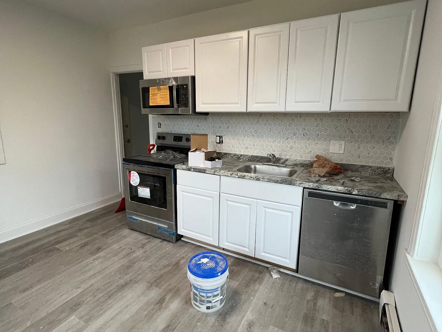 1216 Linwood Ave — Photo 3