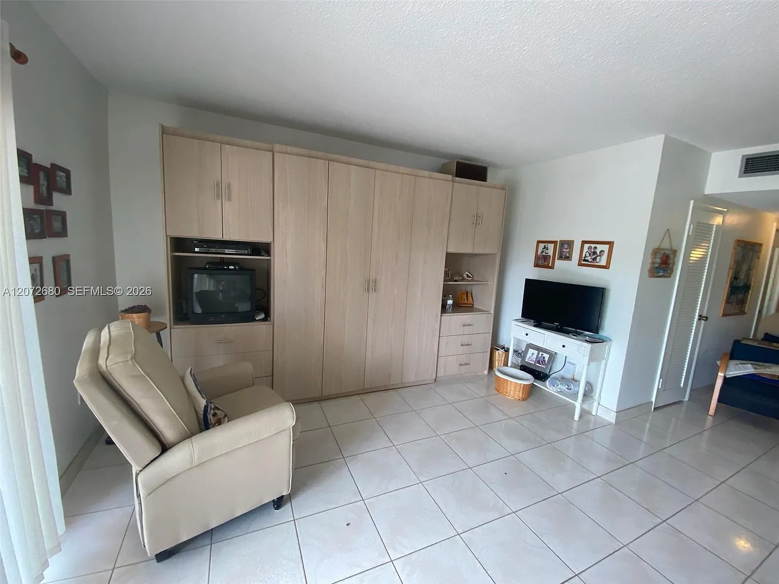 Hemispheres Condo — Photo 2
