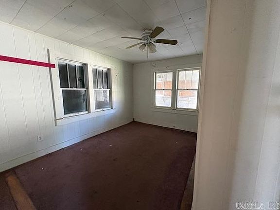 5th image of 910 E 2nd St