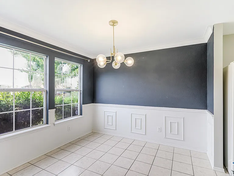 1637 Elm St — Photo 4