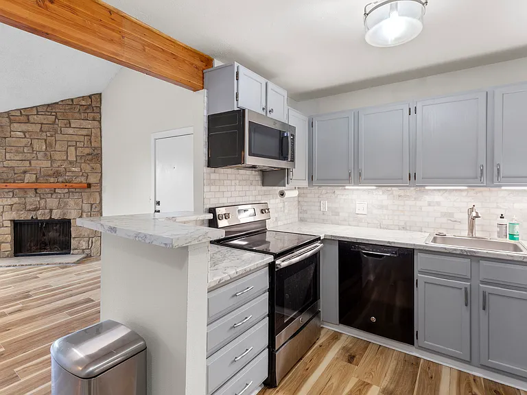 335 Wright St #312 — Photo 12