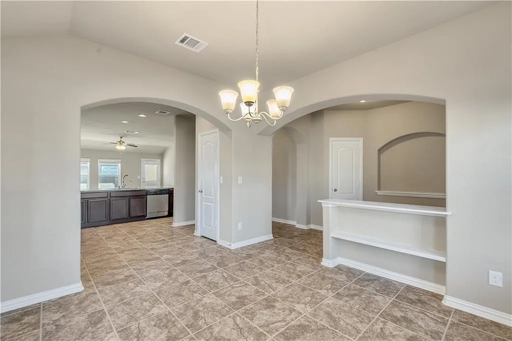 3 bed, 2.0 bath, 1706 sqft, $2,350 — Photo 3