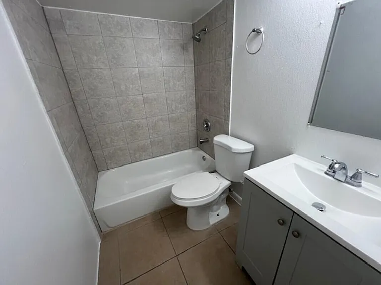 809 9th St #5 — Photo 4