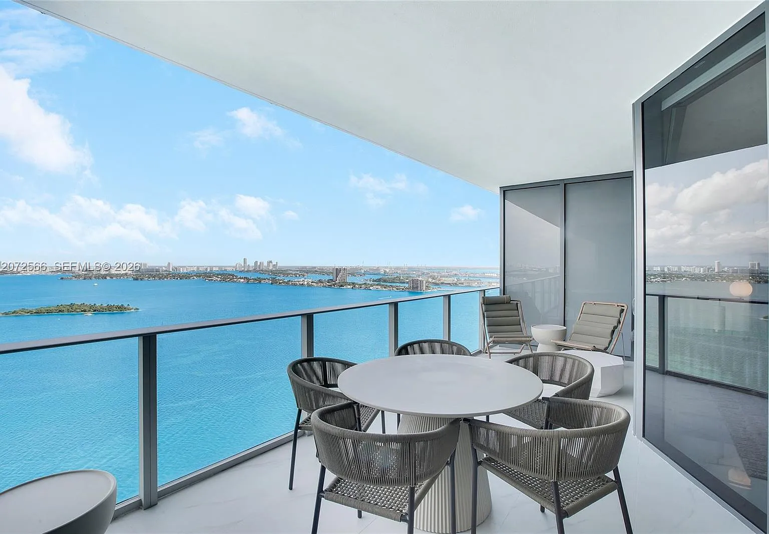 Aria Reserve Condominium — Photo 2