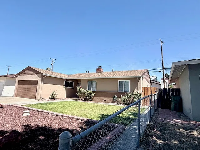 2219 Cabrillo Ave — Photo 2