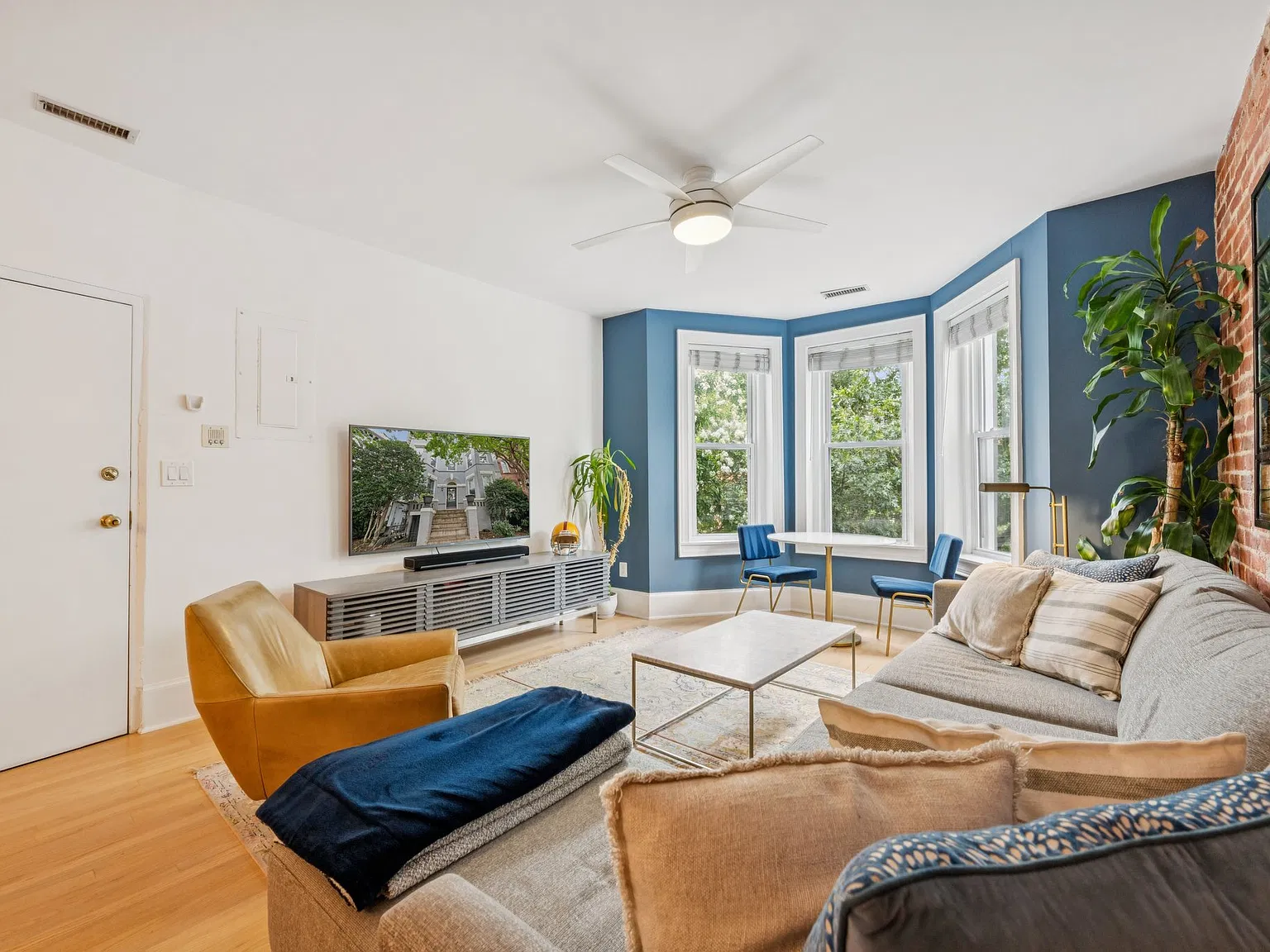 2 bed, 1000 sqft, $4,200 — Photo 3