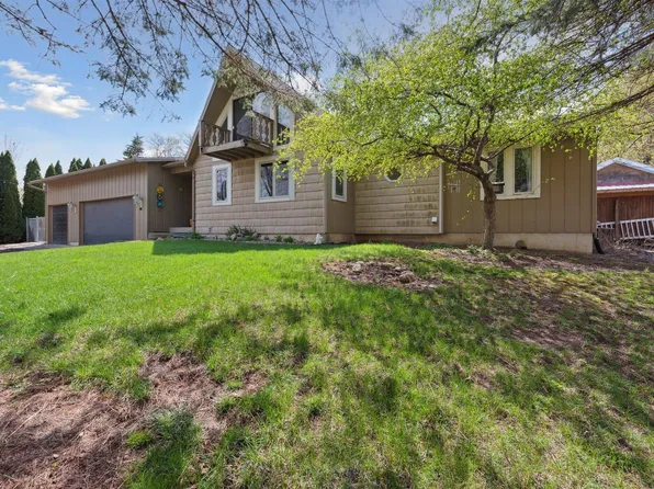 6950 Pine Island Dr NE, Comstock Park, MI 49321