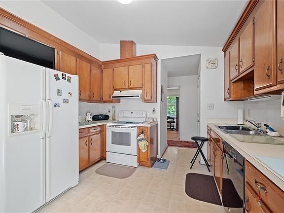 3rd image of 101 Pony Court