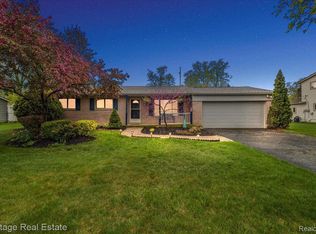 4887 Crestbrook Dr, Waterford, MI 48328