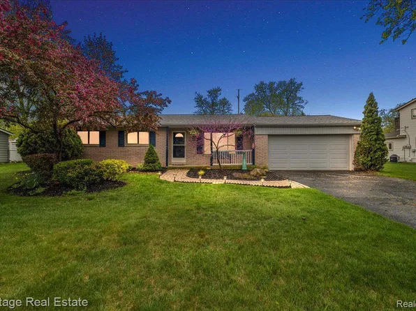 4887 Crestbrook Dr, Waterford, MI 48328