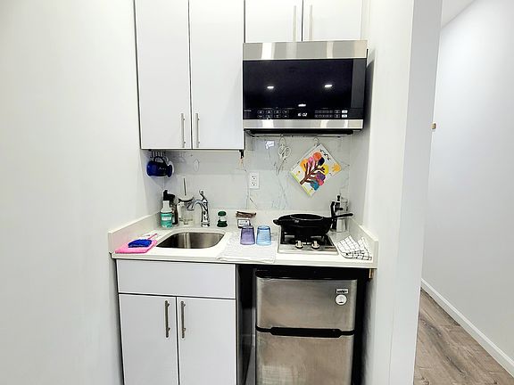 5th image of 335 W 19th St #A16
