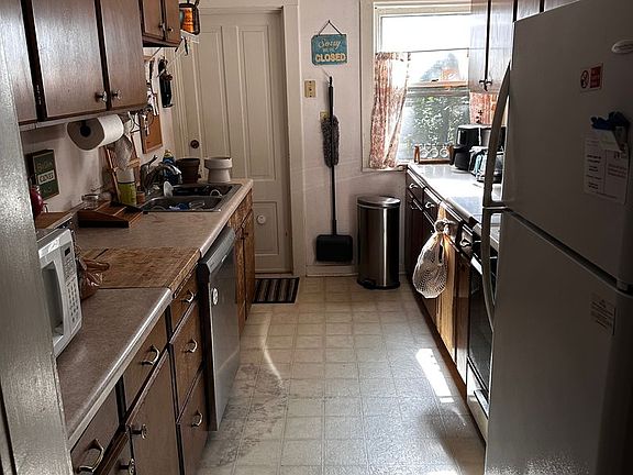 3rd image of 119 Bedford St SE #1