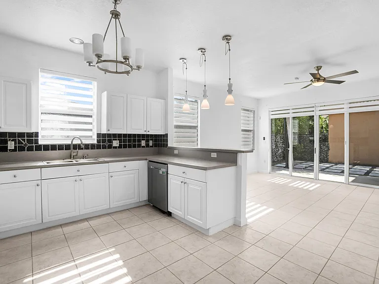 9002 SW 214th Ln — Photo 12