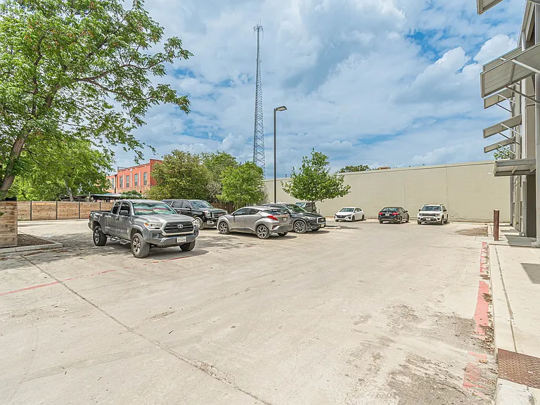 711 S Frio St — Photo 48