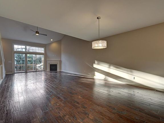 4th image of 26 Bristol Ln