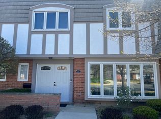 715 Concorde Dr, Highland Park, IL 60035