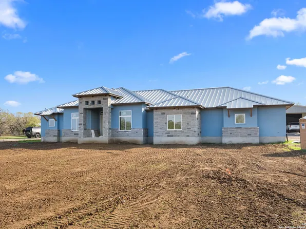 731 County Road 356, Adkins, TX 78101