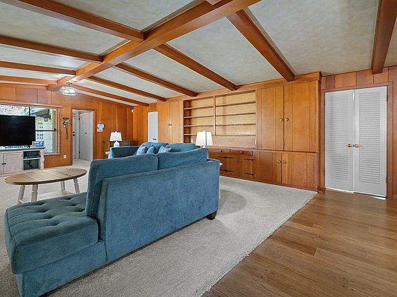 5th image of 531 E Walnut Street