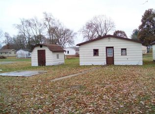 907 E 3rd St, Pana, IL 62557