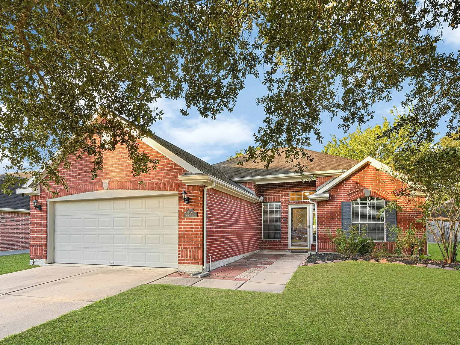 3 bed, 2.0 bath, 1590 sqft, $2,700 — Photo 2