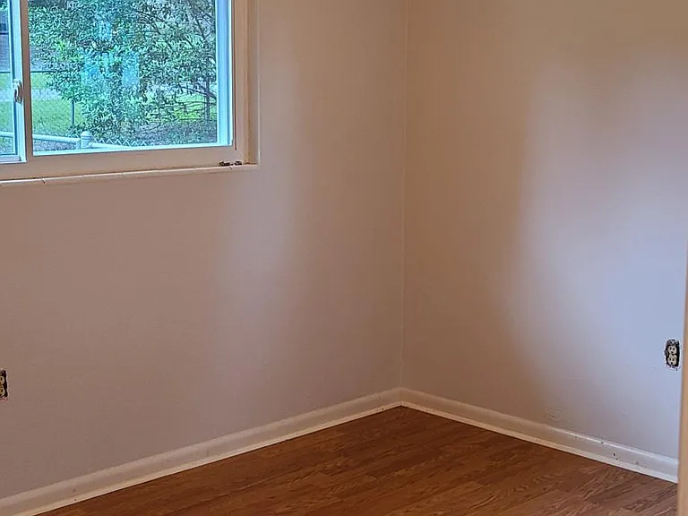 913 Dorian St — Photo 6