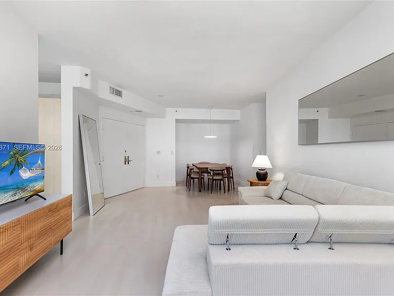 300 S Pointe Dr #907 — Photo 3