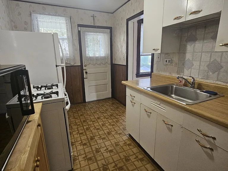 1237 Benton Ave — Photo 6