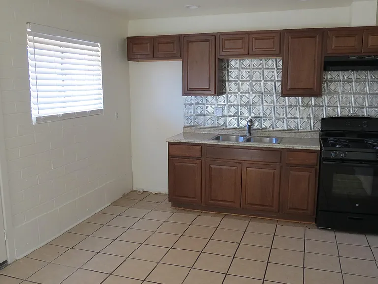 4329 N Longview Ave #2 — Photo 3