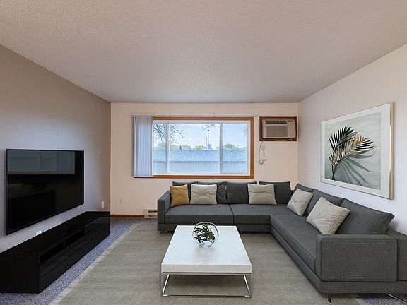 Fargo, ND Brownstone Apartments | 22A | Living