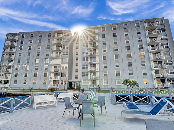 3rd image of 430 Golden Isles Dr APT 201