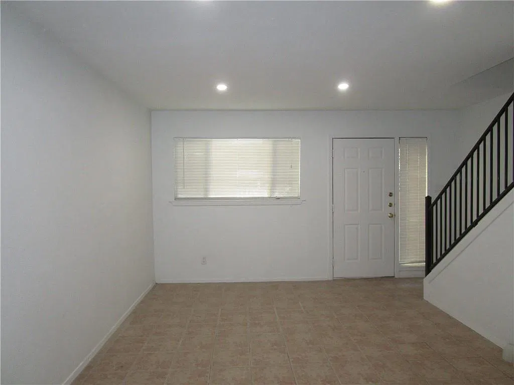 2 bed, 1.0 bath, 786 sqft, $1,200 — Photo 4