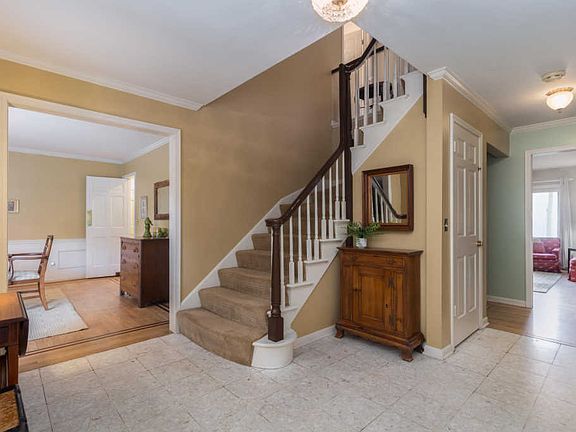 2nd image of 614 E Lake Hill Ct