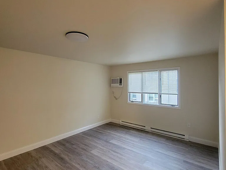 377 W Broad St #3 — Photo 4