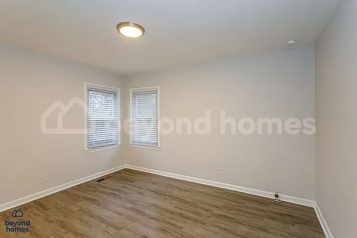 916 Julian Rd — Photo 11
