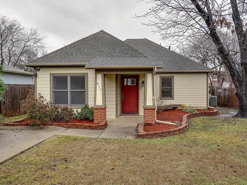 617 E Worth St