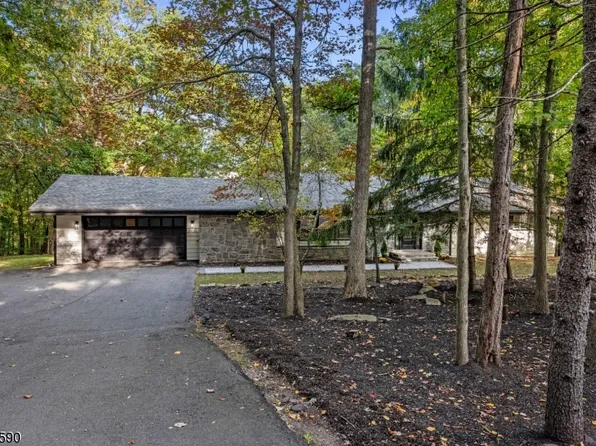 77 Green Hill Rd, Kinnelon Boro, NJ 07405