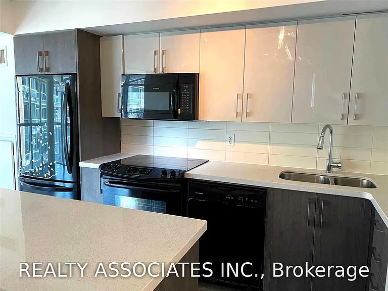 126 Simcoe St #504 — Photo 3