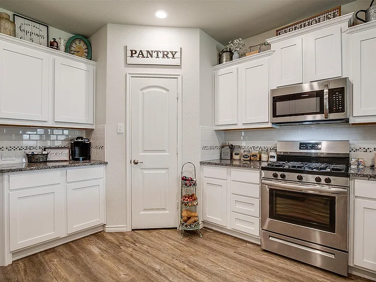 593 Jamestown Ln — Photo 7