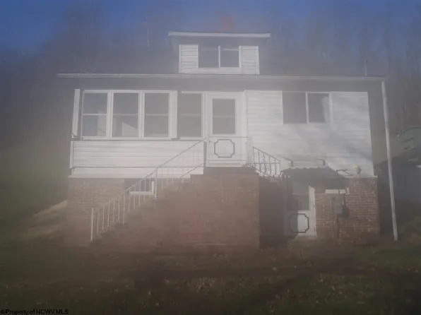 8 Charlie St, Rachel, WV 26587