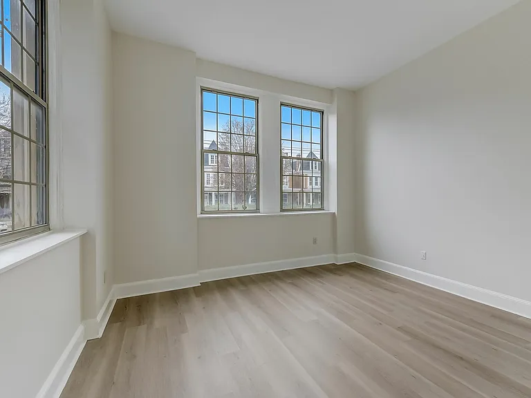 Franklin Manor Apartments — Photo 13