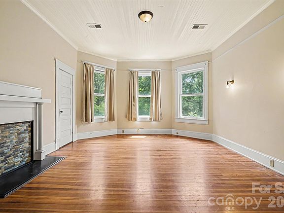 32nd image of 810 E Franklin St