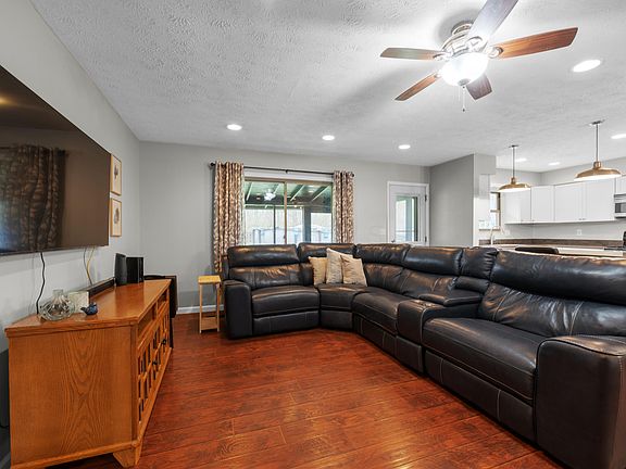 3rd image of 2060 Cherokee Dr