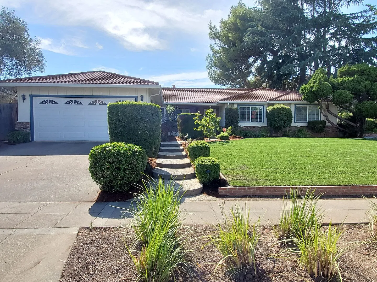 1035 Colony Hills Ln photo 1
