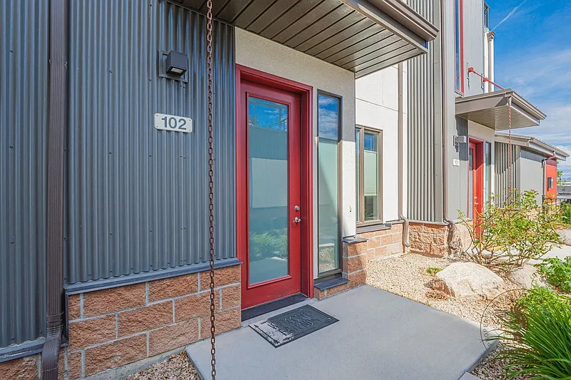 2 bed, 2.5 bath, 1600 sqft, $2,000 — Photo 2