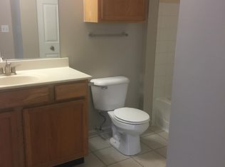 2023 Farmington Lakes Dr APT 4, Oswego, IL 60543
