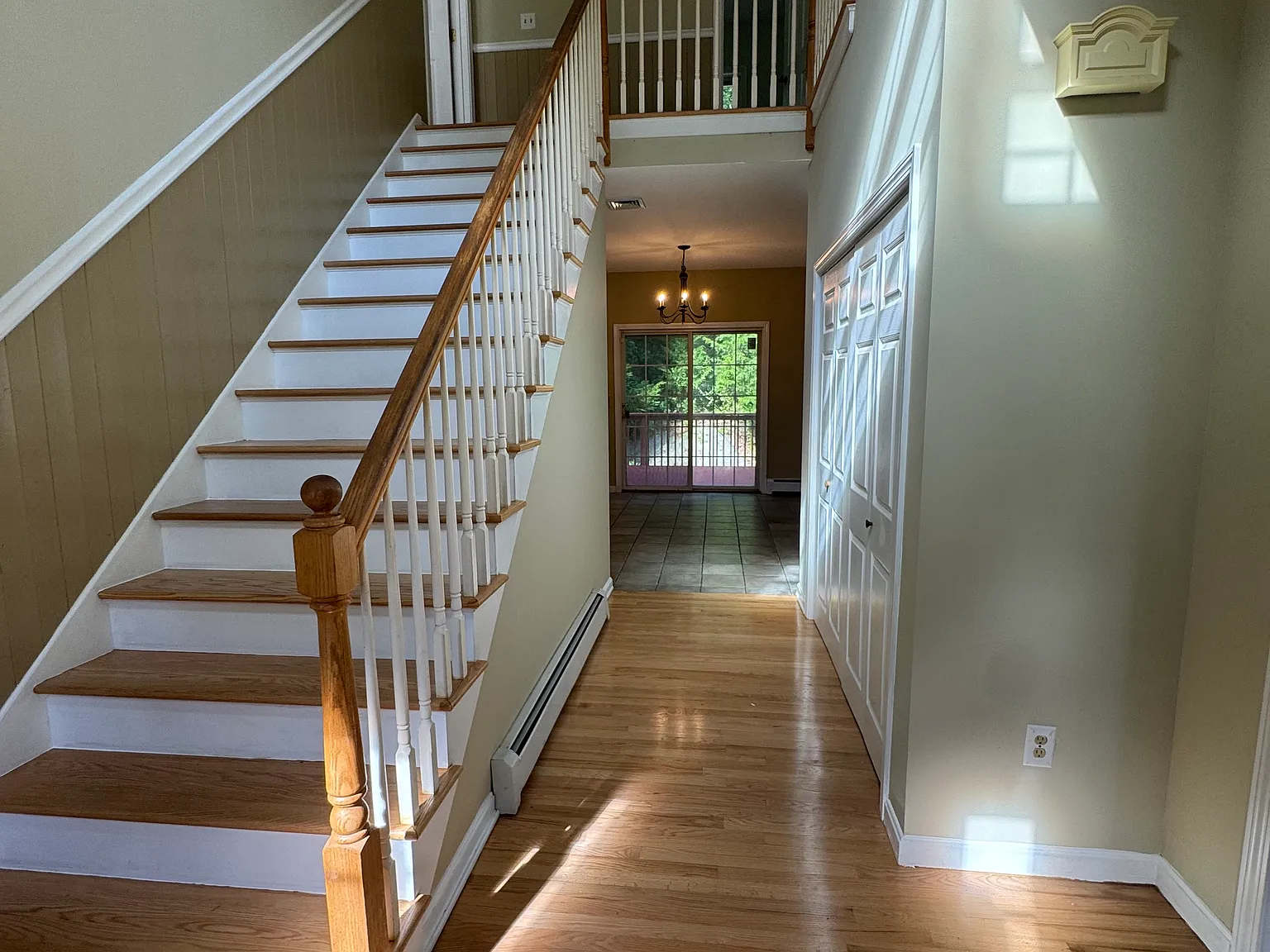 4 bed, 2560 sqft, $3,200 — Photo 2