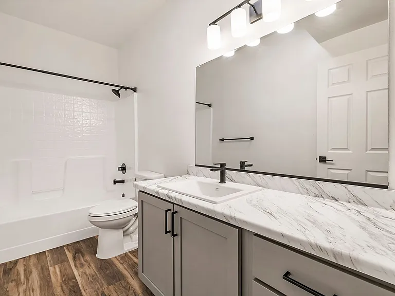 Sterling Oaks Luxury Apartments — Photo 72